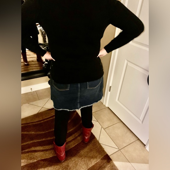 LN SHORT JEAN SKIRT, 5 POCKET DESIGN BELT LOOPS, FRAYED HEM, ZIP & BUTTON FLY. - Picture 3 of 8